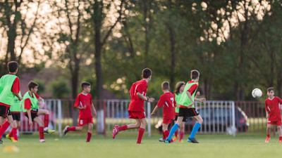 Kinder beim Fußballspielen Kinder beim Fußballspielen